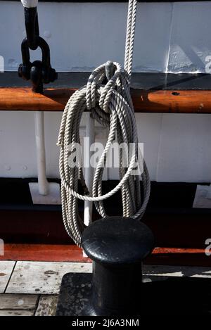 Corde e riggings sul Balcutha, una barca a vela quadrata-rigger costruita nel 1886, in mostra al San Francisco Maritime National Historic Park. Foto Stock