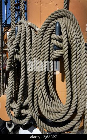 Corde e riggings sul Balcutha, una barca a vela quadrata-rigger costruita nel 1886, in mostra al San Francisco Maritime National Historic Park. Foto Stock