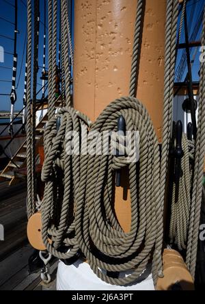 Corde e riggings sul Balcutha, una barca a vela quadrata-rigger costruita nel 1886, in mostra al San Francisco Maritime National Historic Park. Foto Stock