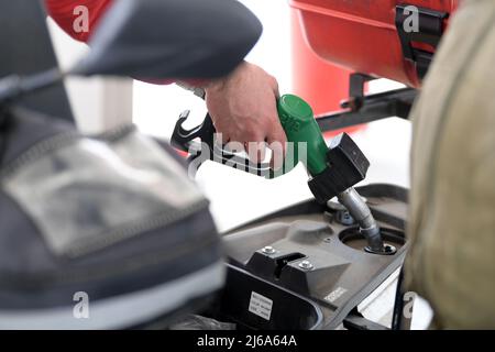 (220429) -- ISTANBUL, 29 aprile 2022 (Xinhua) -- un lavoratore alimenta un motociclo in una stazione di servizio a Istanbul, Turchia, il 26 aprile 2022. Durante la vacanza di Eid al-Fitr, i Turchi solitamente ritornano alle loro hometowns per visitare i parenti anziani o gregge per fare una breve pausa nelle città di ricorso dal trambusto e dal trambusto delle grandi città. Quest’anno, tuttavia, molti riconsiderano i propri piani in un contesto di forte impennata dei prezzi. I prezzi del carburante sono saliti vertiginosamente insieme all'inflazione alle stelle e al forte deprezzamento della valuta turca contro il dollaro statunitense. (Xinhua/Shadati) PER ANDARE CON caratteristica: Viaggi di Eid del popolo turco Foto Stock