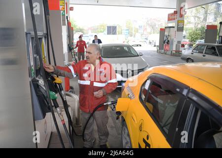 (220429) -- ISTANBUL, 29 aprile 2022 (Xinhua) -- un lavoratore alimenta un veicolo in una stazione di servizio a Istanbul, Turchia, il 26 aprile 2022. Durante la vacanza di Eid al-Fitr, i Turchi solitamente ritornano alle loro hometowns per visitare i parenti anziani o gregge per fare una breve pausa nelle città di ricorso dal trambusto e dal trambusto delle grandi città. Quest’anno, tuttavia, molti riconsiderano i propri piani in un contesto di forte impennata dei prezzi. I prezzi del carburante sono saliti vertiginosamente insieme all'inflazione alle stelle e al forte deprezzamento della valuta turca contro il dollaro statunitense. (Xinhua/Shadati) PER ANDARE CON caratteristica: Turco People's Eid viaggi spo Foto Stock