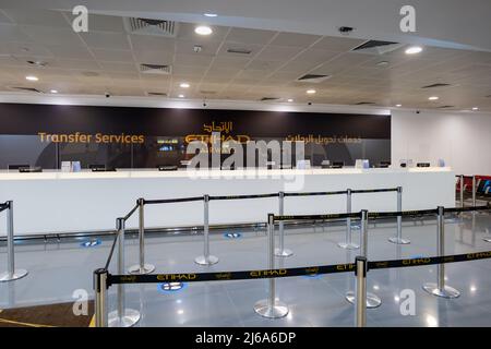 Abu Dhabi, Emirati Arabi Uniti - Aprile 2022: Banco check-in Etihad Airways con logo all'Aeroporto Internazionale di Abu Dhabi. Foto Stock