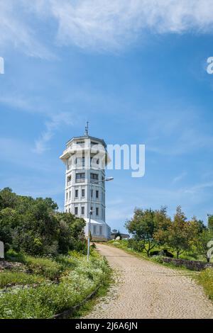 Princes Islands Fire Tower nel Mare di Marmara, Istanbul, Turchia. La vista della Torre dei Vigili del fuoco su Buyukada, una delle Isole dei principi, in estate Foto Stock