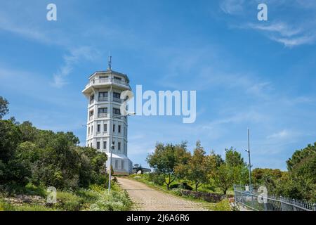 Princes Islands Fire Tower nel Mare di Marmara, Istanbul, Turchia. La vista della Torre dei Vigili del fuoco su Buyukada, una delle Isole dei principi, in estate Foto Stock