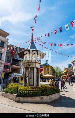 Princes Island, Turchia - Aprile 2022: Torre dell'Orologio sulla piazza del mercato a Buyukada, la più grande isola delle Isole dei principi vicino Istanbul Foto Stock