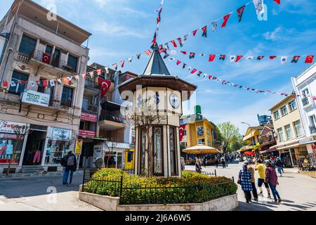 Princes Island, Turchia - Aprile 2022: Torre dell'Orologio sulla piazza del mercato a Buyukada, la più grande isola delle Isole dei principi vicino Istanbul Foto Stock