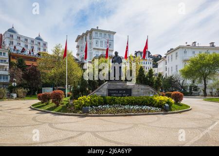 Princes Island, Turchia - Aprile 2022: Piazza Ataturk nella popolare Buyukada, la più grande isola delle Isole dei principi vicino Istanbul Foto Stock