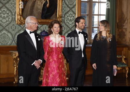 STOCCOLMA 20220429 Re Carl Gustaf, Regina Silvia, Principe Carl Philip e Principessa Sofia alla cena svedese 2022 al palso di Stoccolma il Venerdì Foto: Christine Olsson / TT kod 10430 Foto Stock