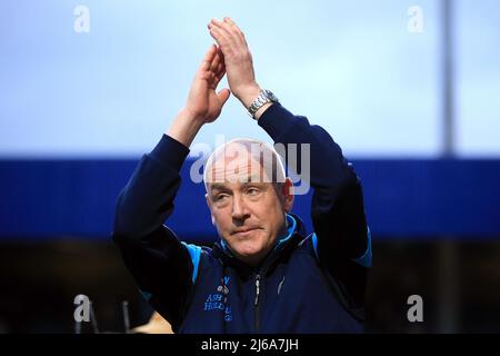 Londra Regno Unito. 29th Apr 2022. Mark Warburton , il Queens Park Rangers Manager, batte i tifosi prima di partire. EFL Skybet Championship Match, Queens Park Rangers contro Sheffield Utd al Kiyan Prince Foundation Stadium, Loftus Road a Londra venerdì 29th aprile 2022. Questa immagine può essere utilizzata solo per scopi editoriali. Solo per uso editoriale, licenza richiesta per uso commerciale. Nessun uso in scommesse, giochi o un singolo club/campionato/player pubblicazioni. pic di Steffan Bowen/Andrew Orchard sport fotografia/Alamy Live news credito: Andrew Orchard sport fotografia/Alamy Live News Foto Stock