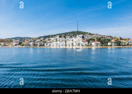 Isole dei principi nel Mare di Marmara, Istanbul, Turchia. La vista di Kinaliada, una delle Isole dei principi, in estate Foto Stock