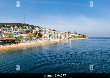 Isole dei principi nel Mare di Marmara, Istanbul, Turchia. La vista di Kinaliada, una delle Isole dei principi, in estate Foto Stock