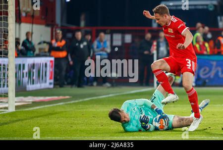 Germania. 29th Apr 2022. 29 aprile 2022, Berlino: Calcio: Bundesliga, 1. FC Union Berlin - SpVgg Greuther Fürth, Matchday 32, an der Alten Försterei. Andreas Linde, portiere di Greuther Fürth, assicura la palla contro Paul Jaeckel di Berlino (r). Foto: Andreas Gora/dpa - NOTA IMPORTANTE: In conformità con i requisiti della DFL Deutsche Fußball Liga e della DFB Deutscher Fußball-Bund, è vietato utilizzare o utilizzare fotografie scattate nello stadio e/o della partita sotto forma di immagini di sequenza e/o serie di foto video-simili. Credit: dpa Picture Alliance/Alamy Live News Foto Stock