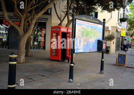 Scena di strada a Gibilterra con una vecchia cabina telefonica tempo Foto Stock