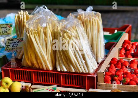 Friburgo, Germania - Aprile 2022: Grappoli di verdure bianche di Asparagi alla bancarella del mercato Foto Stock