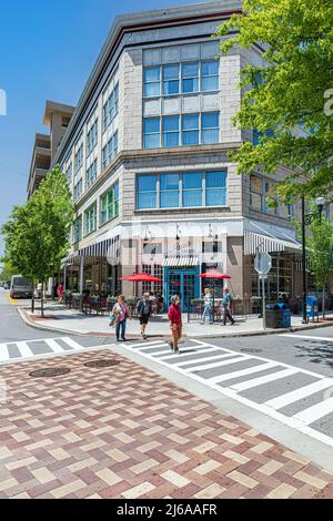 ASHEVILLE, NC, USA-28 APRILE 2022: Bistro francese di ISA all'angolo tra Battery Park e Haywood. Persone che attraversano la strada, interessante mattone pavimentazione modello Foto Stock