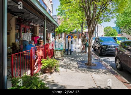 ASHEVILLE, NC, USA-28 APRILE 2022: Cena all'aperto presso la cucina di ispirazione Louisiana di Mayfel, che mostra la gente che cena all'aperto e che aspetta in fila sul fianco Foto Stock