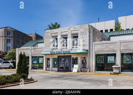 ASHEVILLE, NC, USA-28 APRILE 2022: L'edificio Spicer Greene Jewelers su Patton Avenue, mostra l'edificio, le finestre di ingresso e parcheggio. Foto Stock