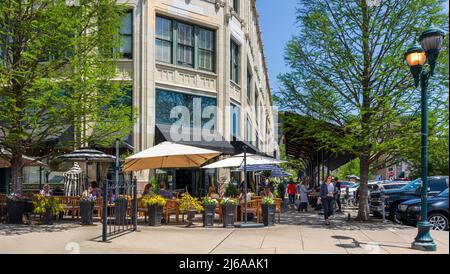 ASHEVILLE, NC, USA-28 APRILE 2022: Il Book Exchange Champagne Bar nell'edificio Grove Arcade, che mostra persone a posti a sedere esterni e artigiani sellin Foto Stock