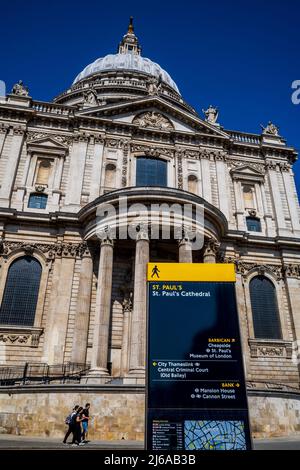 St Paul's Cathedral London - l'iconica St Pauls Cathedral London UK - l'architetto Christopher Wren iniziò il 1675 consacrato nel 1697. Foto Stock