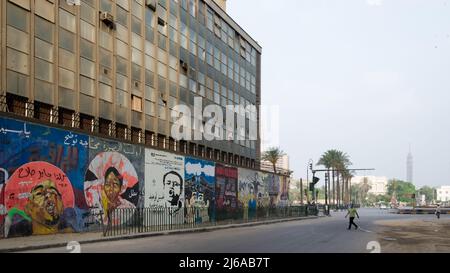 Dettagli architettonici delle strade intorno a Piazza Tahrir (Piazza della Liberazione), conosciuta anche come Piazza Martire, una delle principali piazze pubbliche della città nel centro del Cairo Foto Stock