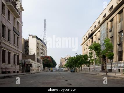 Dettagli architettonici delle strade intorno a Piazza Tahrir (Piazza della Liberazione), conosciuta anche come Piazza Martire, una delle principali piazze pubbliche della città nel centro del Cairo Foto Stock