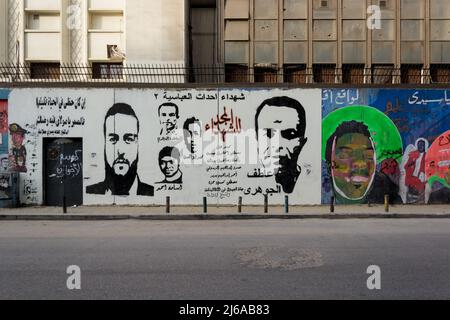 Dettagli architettonici delle strade intorno a Piazza Tahrir (Piazza della Liberazione), conosciuta anche come Piazza Martire, una delle principali piazze pubbliche della città nel centro del Cairo Foto Stock