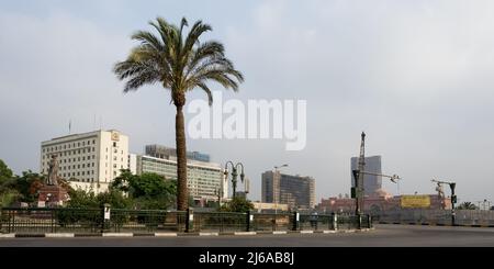 Paesaggio urbano del centro della città in Piazza Tahrir (Piazza della Liberazione), conosciuta anche come Piazza Martyr, una delle principali piazze pubbliche della città nel centro del Cairo Foto Stock