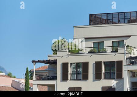Balcone sul tetto con decorazione a piante in un moderno edificio residenziale