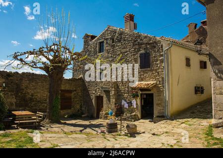 Lo storico borgo medievale di Hum in Istria, nella Croazia occidentale, spesso indicato come la città più piccola del mondo Foto Stock