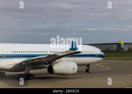 Preparazione dell'aeroplano prima del volo con l'aeroporto Foto Stock