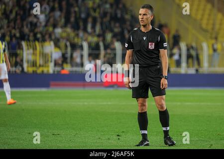 Istanbul, Turchia. 29th Apr 2022. ISTANBOEL, TURCHIA - APRILE 29: Arbitro durante la partita turca Süper Lig tra Fenerbahne SK e Gazişehir Gaziantep FK a Şükrü Saracoğlustadion il 29 Aprile 2022 a Istanboel, Turchia (Foto di /Orange Pictures) Credit: Orange Pics BV/Alamy Live News Foto Stock