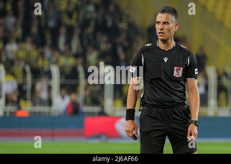 Istanbul, Turchia. 29th Apr 2022. ISTANBOEL, TURCHIA - APRILE 29: Arbitro durante la partita turca Süper Lig tra Fenerbahne SK e Gazişehir Gaziantep FK a Şükrü Saracoğlustadion il 29 Aprile 2022 a Istanboel, Turchia (Foto di /Orange Pictures) Credit: Orange Pics BV/Alamy Live News Foto Stock