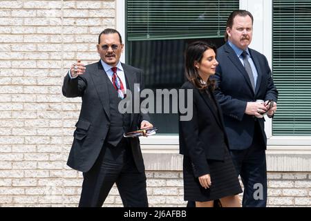 L'attore Johnny Depp ondeggia verso i fan fuori dal tribunale della contea di Fairfax durante il caso di diffamazione portato da Depp contro la sua ex moglie Amber Heard, a Fairfax, V.A., mercoledì 27 aprile, 2022. Credito: Sarah Silbiger / CNP/Sipa USA (RESTRIZIONE: NESSUN giornale o giornale New York o New Jersey entro un raggio di 75 miglia da New York City) Foto Stock