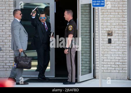 L'attore Johnny Depp ondeggia ai fan all'arrivo al tribunale della contea di Fairfax per il caso di diffamazione contro l'ex-moglie Amber Heard, a Fairfax, V.A., mercoledì 27 aprile, 2022. Credito: Sarah Silbiger / CNP/Sipa USA (RESTRIZIONE: NESSUN giornale o giornale New York o New Jersey entro un raggio di 75 miglia da New York City) Foto Stock