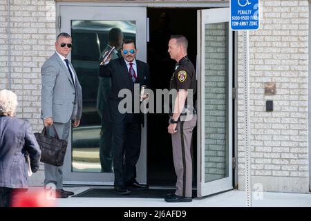 Johnny Depp ondeggia verso i fan all'arrivo al tribunale della contea di Fairfax per il caso di diffamazione contro l'ex-moglie Amber Heard, a Fairfax, V.A., mercoledì 27 aprile, 2022. Credito: Sarah Silbiger / CNP/Sipa USA (RESTRIZIONE: NESSUN giornale o giornale New York o New Jersey entro un raggio di 75 miglia da New York City) Foto Stock