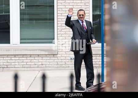 L'attore Johnny Depp ondeggia verso i fan fuori dal tribunale della contea di Fairfax durante il caso di diffamazione portato da Depp contro la sua ex moglie Amber Heard, a Fairfax, V.A., mercoledì 27 aprile, 2022. Credito: Sarah Silbiger / CNP/Sipa USA (RESTRIZIONE: NESSUN giornale o giornale New York o New Jersey entro un raggio di 75 miglia da New York City) Foto Stock