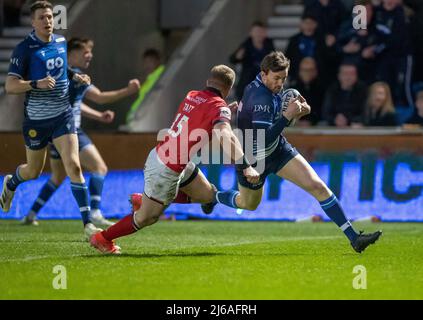 Vendita, Regno Unito. 29th Apr 2022. 29th Aprile 2022: AJ Bell Stadium, sale, Inghilterra; Gallagher Championship rugby, sale versus Newcastle Falcons: Simon Hammersley of sale squali è affrontato da Alex Tait di Newcastle Falcons ma rompe l'impegno sulla strada per segnare per la vendita credito: Action Plus Sports Images/Alamy Live News Foto Stock