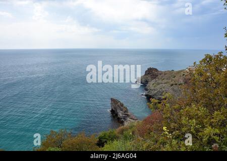Azure acqua, spiaggia selvaggia, belle rocce e baia vicino a Capo d'uva. Capo Fiolent, Sevastopol, Crimea Foto Stock