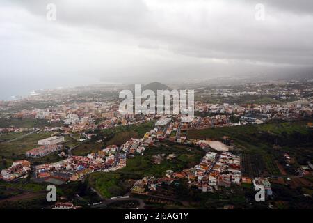 Un'immagine aerea della città di Los Realejos sulla costa settentrionale dell'isola spagnola di Tenerife, Isole Canarie, Spagna Foto Stock