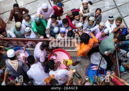 Kolkata, India. 29th Apr 2022. 29 aprile 2022, Kolkata, Bengala Occidentale, India: Volontari distribuiscono succhi al tempo Iftar (pasto serale con cui i musulmani concludono il loro digiuno al tramonto durante il mese di Ramadan) in una moschea. (Credit Image: © JIT Chattopadhyay/SOPA Images via ZUMA Press Wire) Credit: ZUMA Press, Inc./Alamy Live News Foto Stock