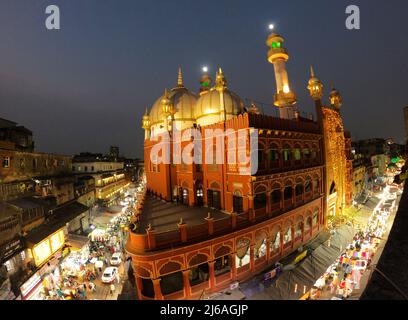 Kolkata, India. 29th Apr 2022. Le comunità musulmane hanno partecipato lo scorso Jumma Iftar del mese santo dell'osservazione del Ramadan a Kolkata. (Foto di Rahul Sadhukhan/Pacific Press) Credit: Pacific Press Media Production Corp./Alamy Live News Foto Stock