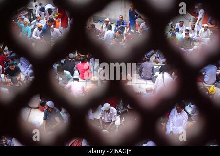 Kolkata, India. 29th Apr 2022. Le comunità musulmane hanno partecipato lo scorso Jumma Iftar del mese santo dell'osservazione del Ramadan a Kolkata. (Foto di Rahul Sadhukhan/Pacific Press) Credit: Pacific Press Media Production Corp./Alamy Live News Foto Stock