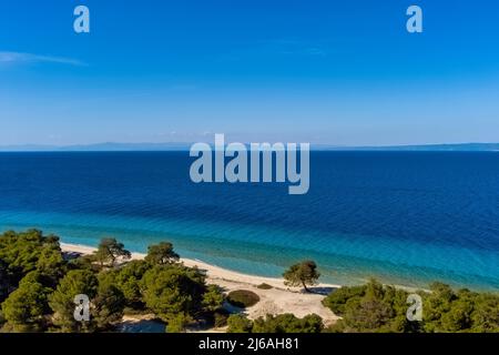 Vista aerea della spiaggia di Glarokavos nella penisola di Kassandra. Halkidiki, Grecia Foto Stock
