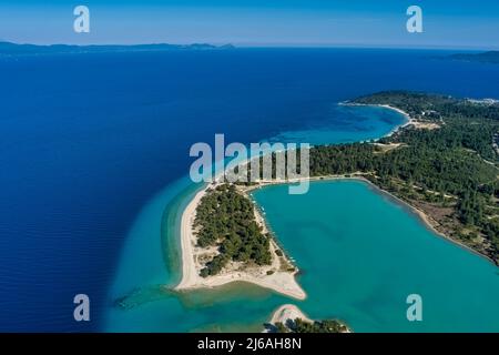 Vista aerea della spiaggia di Glarokavos nella penisola di Kassandra. Halkidiki, Grecia Foto Stock