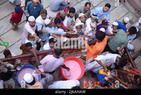 Kolkata, India. 29th Apr 2022. 29 aprile 2022, Kolkata, Bengala Occidentale, India: Le comunità musulmane hanno partecipato lo scorso Jumma Iftar del mese santo dell'osservazione del Ramadan a Kolkata. (Credit Image: © Rahul Sadhukhan/Pacific Press via ZUMA Press Wire) Credit: ZUMA Press, Inc./Alamy Live News Foto Stock