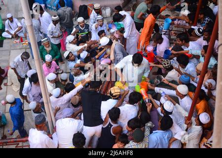 Kolkata, India. 29th Apr 2022. 29 aprile 2022, Kolkata, Bengala Occidentale, India: Le comunità musulmane hanno partecipato lo scorso Jumma Iftar del mese santo dell'osservazione del Ramadan a Kolkata. (Credit Image: © Rahul Sadhukhan/Pacific Press via ZUMA Press Wire) Credit: ZUMA Press, Inc./Alamy Live News Foto Stock