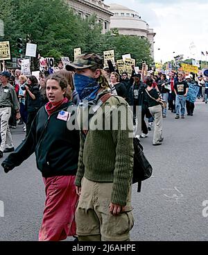 WASHINGTON DC - 20 APRILE 2002Immigration marzo di protesta dei diritti a Washington DC. Anarchici autoproclamati si mescolano con la marcia dei diritti di immigrazione. Credito: Mark Reinstein/MediaPunch Foto Stock