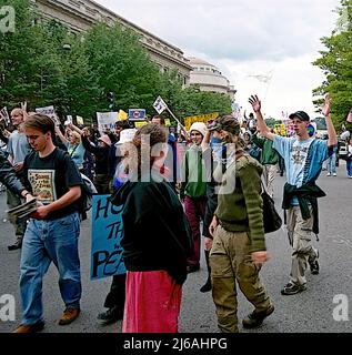 WASHINGTON DC - 20 APRILE 2002Immigration marzo di protesta dei diritti a Washington DC. Anarchici autoproclamati si mescolano con la marcia dei diritti di immigrazione. Credito: Mark Reinstein/MediaPunch Foto Stock