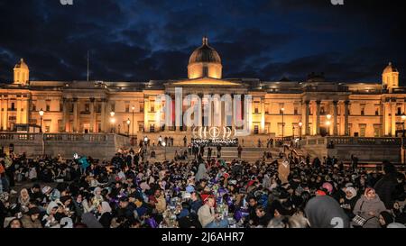 Londra, Regno Unito, 29th aprile 2022. Il più grande Open Iftar del Regno Unito, organizzato bz Ramadan Tent Project, riunisce le persone di tutte le comunità per condividere un Iftar (pasto serale) per rompere velocemente durante quella che è ora l'ultima settimana del mese santo islamico del Ramadan. All'evento partecipano Sadiq Khan, sindaco di Londra, e circa 2.000 membri del pubblico. Credit: Imagplotter/Alamy Live News Foto Stock