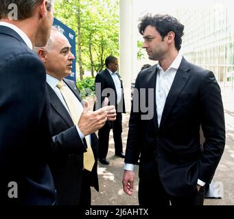 Georgia, Stati Uniti. 29th Apr 2022. 29 aprile 2022 - Atlanta, Georgia, USA - il senatore statunitense JON OSSOFF (D-GA) parla con il Dr. ANGEL CABRERA, presidente del Georgia Institute of Technology dopo la loro tavola rotonda sulla legge bipartisan Infrastructure Law, il combustibile a idrogeno e altre opportunità di energia pulita per la Georgia.(Credit Image: © Brian Cahn/ZUMA Press Wire) Credit: ZUMA Press, Inc./Alamy Live News Foto Stock